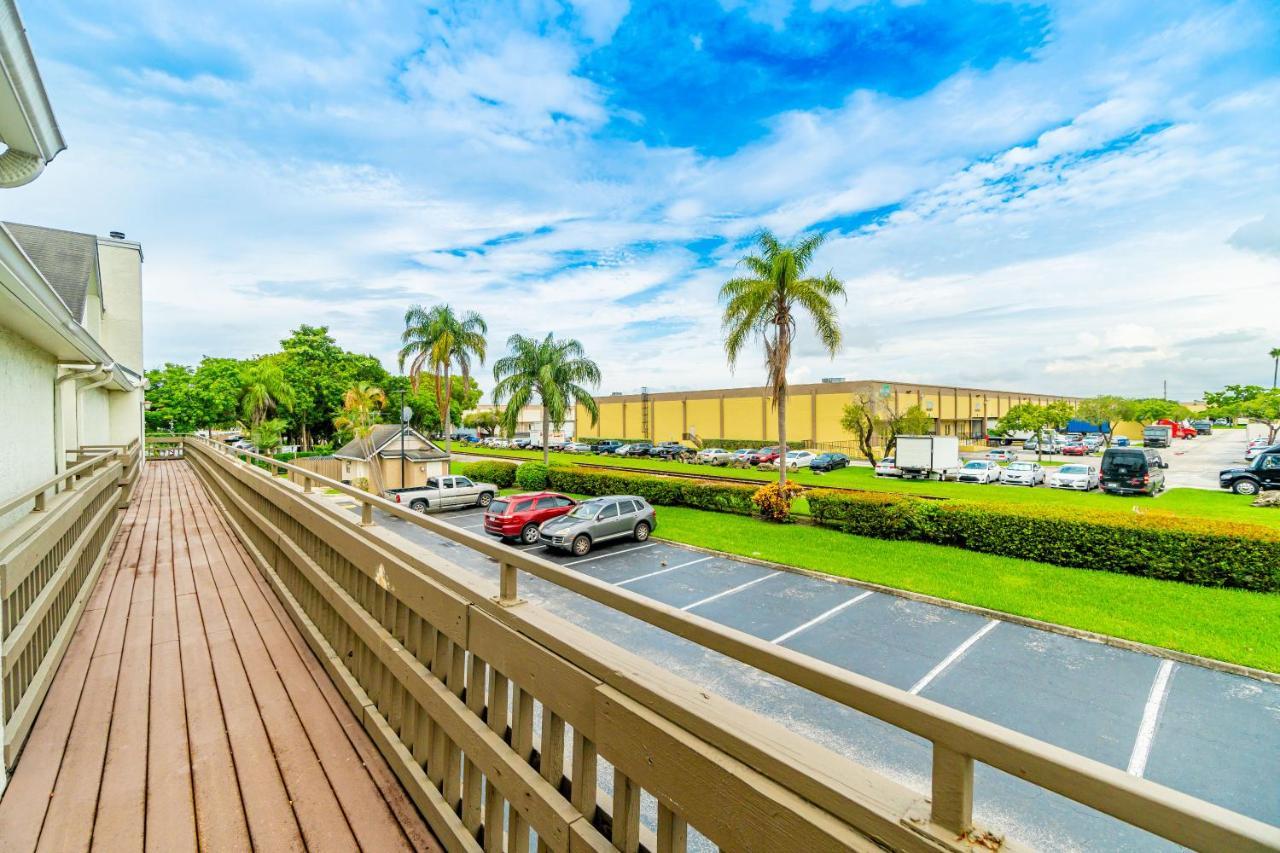 Doral Inn & Suites Miami Airport West Екстер'єр фото
